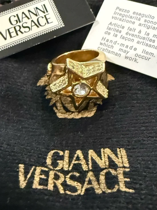 Versace
AUTHENTIC GIANNI VERSACE
SUNBURST RING
Versace Gold Star Ring - Picture 7 of 14